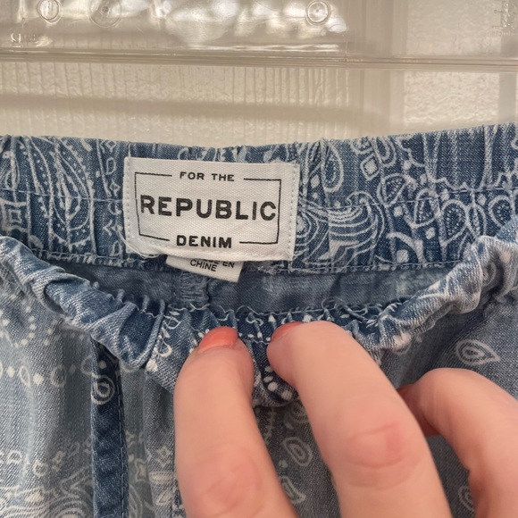 Shorts - Picture 3 of 3